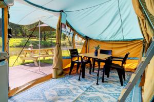 Kawasan patio atau luaran di Lodge River wissel vr-ma camping Echternacherbrück