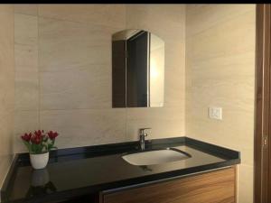クスコにあるQori Apartmentの洗面台と鏡のあるバスルーム