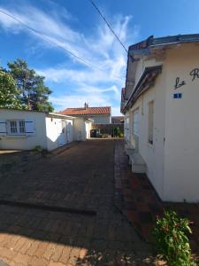 una vista del patio de un edificio en maison mer et soleil, en La Plaine-sur-Mer 13 fotos más
