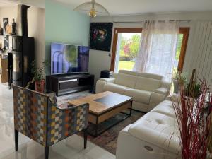 TV a/nebo společenská místnost v ubytování Maison à proximité du port de Brigneau