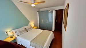 une chambre avec un lit et un ventilateur de plafond dans l'établissement Nomad Haux in the heart of Tossa 2, à Tossa de Mar