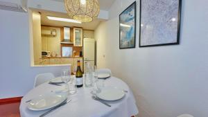 - une table blanche avec des verres et une bouteille de vin dans l'établissement Nomad Haux in the heart of Tossa 2, à Tossa de Mar