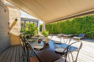 stół i krzesła na tarasie ze stołem i krzesłami w obiekcie Villa du Val - Welkeys w Aix-en-Provence