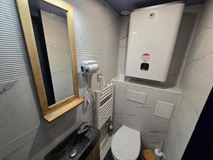Un baño pequeño con inodoro y lavabo. en 1D- Studio tout équipé 10mins de Paris Expo porte de Versailles, en Issy-les-Moulineaux 16 fotos más