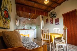ein Zimmer mit Tisch und Stühlen und eine Küche in der Unterkunft Flats Tartaruga Búzios in Búzios