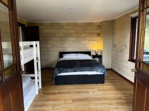 Postel nebo postele na pokoji v ubytování Grey Gum - spacious one bedroom apartment