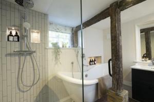 ein Badezimmer mit Dusche, Badewanne und Waschbecken in der Unterkunft Historic Farmhouse Retreat Foot of the South Downs in Wivelsfield + 24 Fotos