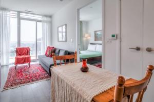 Posezení v ubytování Downtown 1BR City Stay with Balcony and Fast Wi-Fi