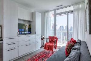 TV a/nebo společenská místnost v ubytování Downtown 1BR City Stay with Balcony and Fast Wi-Fi
