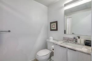 Koupelna v ubytování Downtown 1BR City Stay with Balcony and Fast Wi-Fi + 14 fotografií