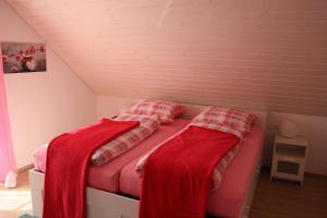 Postel nebo postele na pokoji v ubytování Ferienwohnung am Fuße der Burg Hohenzollern