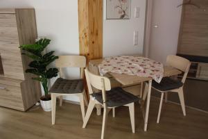 Posezení v ubytování Ferienwohnung am Fuße der Burg Hohenzollern + 4 fotografie