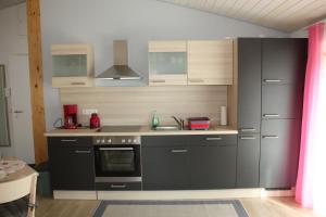 Kuchyň nebo kuchyňský kout v ubytování Ferienwohnung am Fuße der Burg Hohenzollern