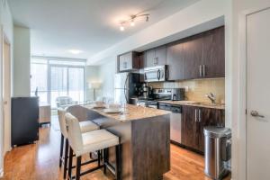 Η κουζίνα ή μικρή κουζίνα στο 1BR plus Den Condo with Balcony in Heart of Toronto +14 φωτογραφίες