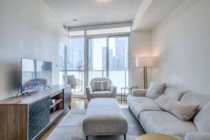 Μια τηλεόραση ή/και κέντρο ψυχαγωγίας στο 1BR plus Den Condo with Balcony in Heart of Toronto