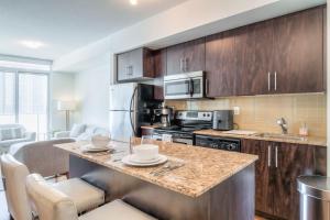 Η κουζίνα ή μικρή κουζίνα στο 1BR plus Den Condo with Balcony in Heart of Toronto