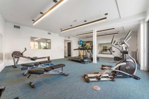 Fitness centrum a/nebo fitness zařízení v ubytování Central LA Hideaway, Steps from Japanese Village