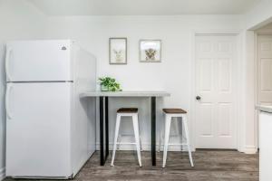Η κουζίνα ή μικρή κουζίνα στο 2 bedroom, subway, free parking. +8 φωτογραφίες