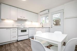 Η κουζίνα ή μικρή κουζίνα στο 2 bedroom, subway, free parking.