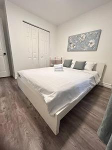 Ένα ή περισσότερα κρεβάτια σε δωμάτιο στο 2 bedroom, subway, free parking.