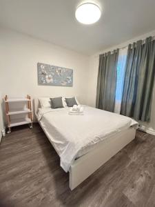 Ένα ή περισσότερα κρεβάτια σε δωμάτιο στο 2 bedroom, subway, free parking.