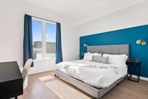a bedroom with blue walls and a bed with a desk at Little Tokyo Gem, Steps from Shops with Free Parking in Los Angeles