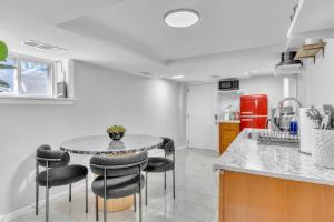 Η κουζίνα ή μικρή κουζίνα στο Cozy Private Apartment Near NYC Light Rail +26 φωτογραφίες