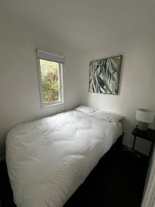 Ένα ή περισσότερα κρεβάτια σε δωμάτιο στο Blue Haze Retreat - studio with kitchenette