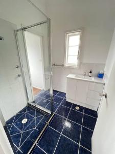 Ένα μπάνιο στο Blue Haze Retreat - studio with kitchenette