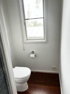 Ένα μπάνιο στο Blue Haze Retreat - studio with kitchenette +6 φωτογραφίες