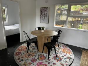 Ένα ή περισσότερα κρεβάτια σε δωμάτιο στο Blue Haze Retreat - studio with kitchenette