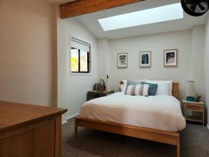 Ένα ή περισσότερα κρεβάτια σε δωμάτιο στο Fettlers Lodge zigzag railway peaceful acreage
