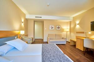 Postel nebo postele na pokoji v ubytování Hotel Guadalmedina