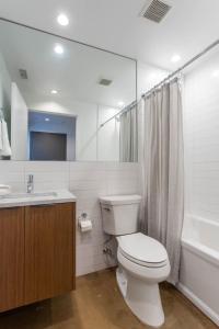 een witte badkamer met een toilet en een wastafel bij Inventors Loft Luxury Upscale Quiet Two Bedroom in Philadelphia