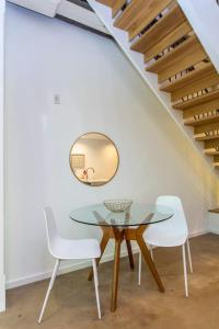 een eetkamer met een glazen tafel en witte stoelen bij Inventors Loft Luxury Upscale Quiet Two Bedroom in Philadelphia