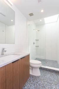 een badkamer met toilet, wastafel en douche bij Inventors Loft Luxury Upscale Quiet Two Bedroom in Philadelphia +13 foto's