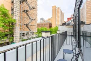 een balkon met stoelen en uitzicht op de stad bij Inventors Loft Luxury Upscale Quiet Two Bedroom in Philadelphia