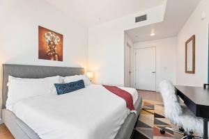 Posteľ alebo postele v izbe v ubytovaní Arts District Condo, Walk to Little Tokyo Plaza