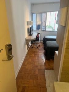 Habitación con cama, escritorio, cama y escritorio Sidx Sidx en Hotel 4 Living, en São Paulo