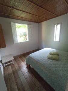um quarto com uma cama e duas janelas em Aquarela Village - Barra Grande em Marau mais 42 fotografias