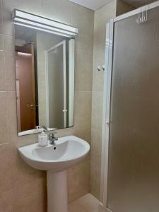 a bathroom with a sink and a shower with a mirror at Luminoso Estudio en la playa de el Campello in El Campello +9 photos