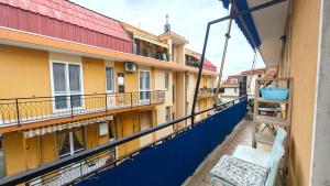 een balkon van een gebouw met een blauw hek bij Hostdomus - La casina di Monica in Loano