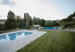 a swimming pool in the middle of a yard at Casa Aldabe in San Martín de Unx