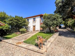 una casa con un jardín delante de ella en Casa de Perre, en Viana do Castelo 46 fotos más