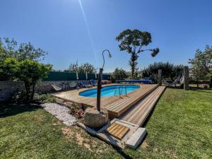 una piscina con terraza de madera junto a un patio en Casa de Perre, en Viana do Castelo