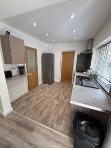 eine Küche mit Spüle und Kühlschrank in der Unterkunft 3 Bed Home From Home Contractor & Family Stay DY5 in Woodside