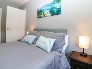 een bed met twee kussens en een schilderij aan de muur bij Fircroft in Perth +26 foto's