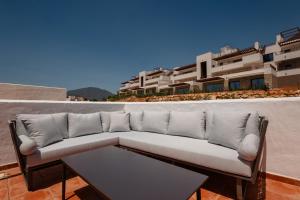 Posezení v ubytování Modern Penthouse with Private Jacuzzi, Panoramic Sea and Lake Views - 8 min to Puente Romano