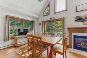 Μια τηλεόραση ή/και κέντρο ψυχαγωγίας στο White Mountains Chalet by Mirror Lake