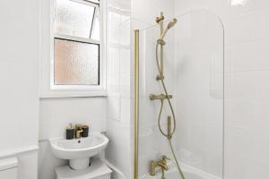 a bathroom with a shower and a toilet and a sink at Pimlico gem Central London next the London Eye in London